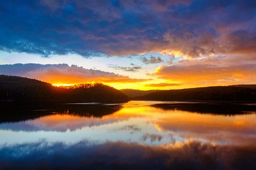 Coucher de soleil d'automne sur le Rursee dans l'Eifel