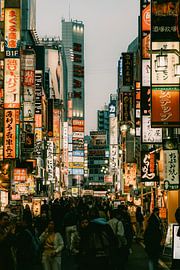 Tokio bei Nacht – Menschen und Lichter im Ausgehviertel von NZME Photography