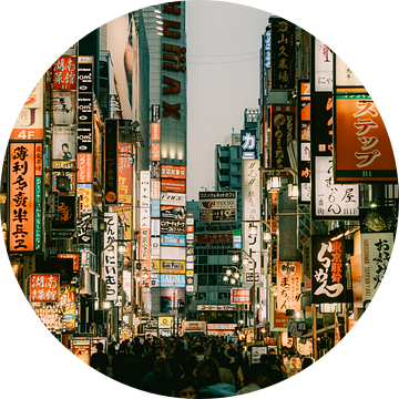 Tokio bij nacht - mensen en lichten in de uitgaansbuurt