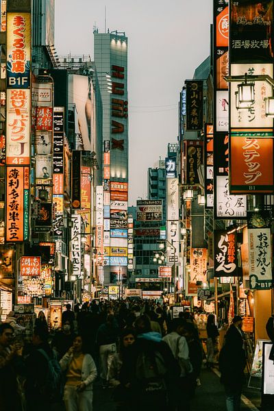 Tokyo de nuit - Personnes et lumières dans le quartier des sorties par NZME Photography