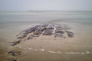 Wellenbrecher während der Flut
