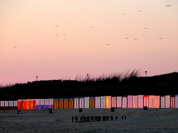 Strandhuisjes met zonsondergang in Zoutelande van Happy Photography