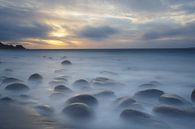 Zwevende stenen aan strand (Lofoten) van Paul Roholl thumbnail