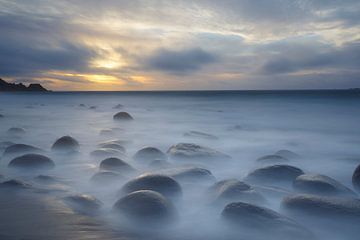 Zwevende stenen aan strand (Lofoten) van Paul Roholl