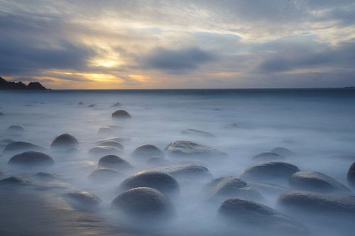Pierres flottantes sur la plage (Lofoten)