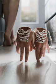 Surrealistische Fotomanipulation eines Spaziergangs mit Handschuhen - ein faszinierendes und verspieltes Kunstwerk von Elianne van Turennout