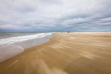 Zandverstuiving op het strand bij de Cocksdorp (Texel) van Rob Boon