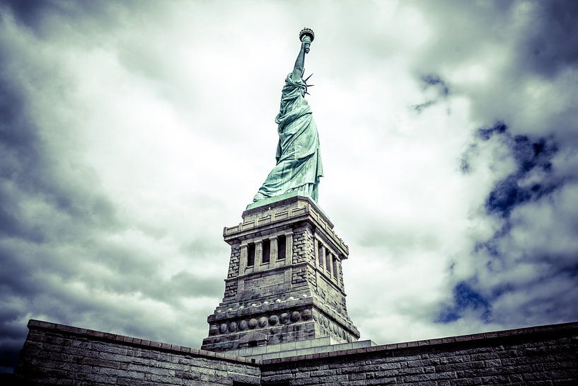 Die verborgene Pracht der Freiheit: Eine einzigartige Perspektive auf die Freiheitsstatue in New York 14 von FotoDennis.com | Werk op de Muur