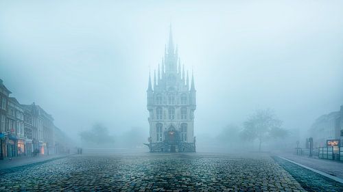 Historische stadhuis van Gouda in de mist voorkant van Remco-Daniël Gielen Photography