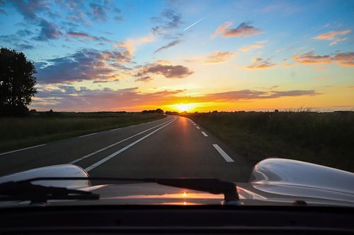 Zonsondergang vanuit de Porsche 911