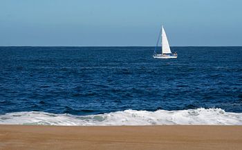 Segelboot an der Küste Portugals
