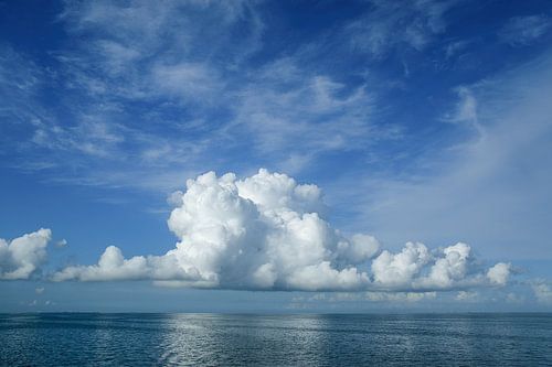 Wolk boven het IJsselmeer