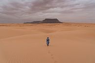Wandelen door de duinen naar een berg in de woestijn | Mauritanië van Photolovers reisfotografie thumbnail