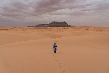 Wanderung durch die Dünen zu einem Berg in der Wüste | Mauretanien