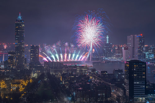 Een spectaculaire vuurwerkshow bij de Erasmusbrug in Rotterdam