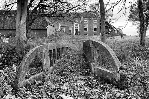Vervallen boerderij in de provincie Groningen (zwart-wit)