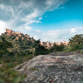 Kumbhalgarh fort on a mountain in India. by Niels Rurenga
