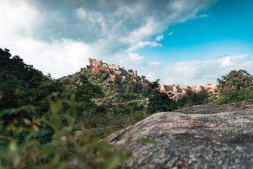 Kumbhalgarh Fort auf einem Berg in Indien.