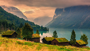 Alte Bauernhöfe bei Lovatnet, Norwegen