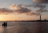 Vuurtoren tijdens zonsondergang in Hellevloetsluis