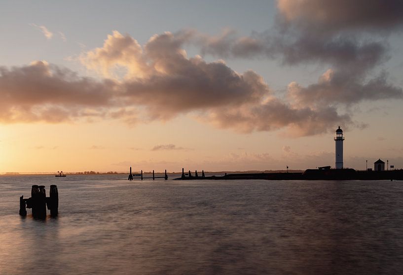 Vuurtoren tijdens zonsondergang in Hellevloetsluis van Rob Saly