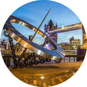 London Tower Bridge en zonnewijzer