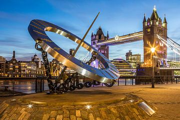 London Tower Bridge en zonnewijzer van Frank Herrmann