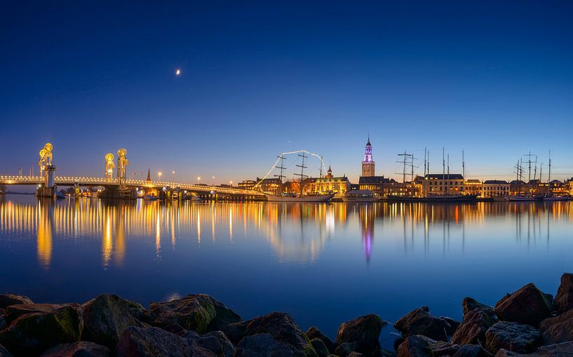 Kampen in de avond met de IJssel in de voorgrond van Sjoerd van der Wal Fotografie