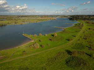 Überschwemmungsgebiete und Eisenbahnbrücke bei Culemborg von Moetwil en van Dijk - Fotografie