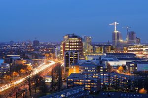 Uitzicht op het stationsgebied van Utrecht met de Graadt van Roggenweg van Donker Utrecht