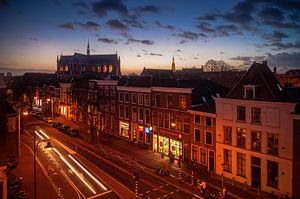 Le soir tombe sur le Hooigracht à Leiden