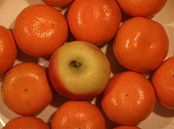 Pomme entre les mandarines par Rosalie Broerze Aperçu