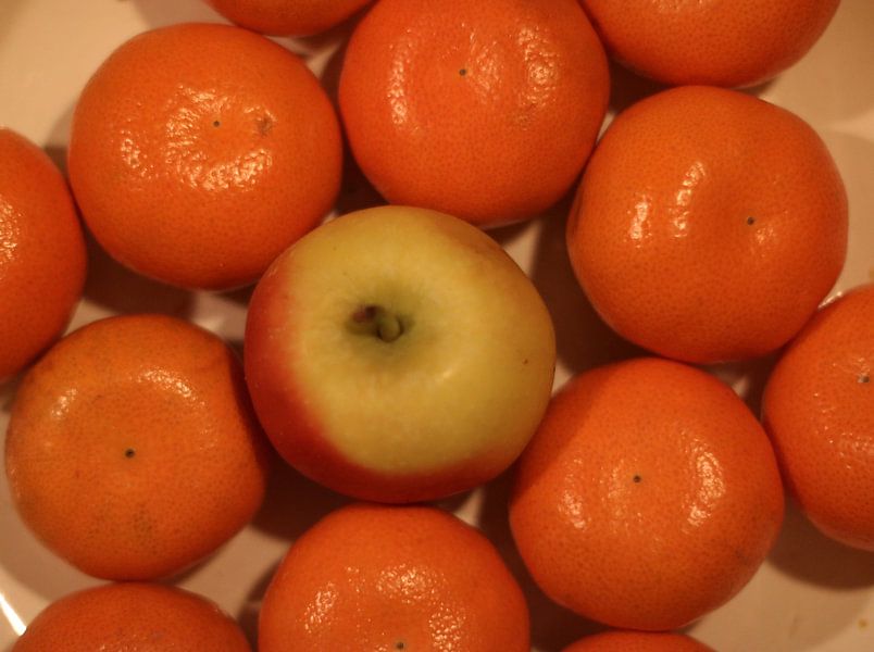Pomme entre les mandarines par Rosalie Broerze
