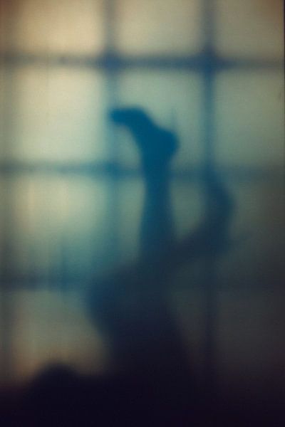 image mystique de jambes de femmes et d'escarpins levés en l'air par Margriet Hulsker