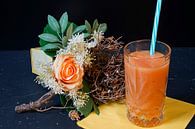 Orangen-Papaya-Bananen-Smoothie im Glas. von Babetts Bildergalerie Miniaturansicht