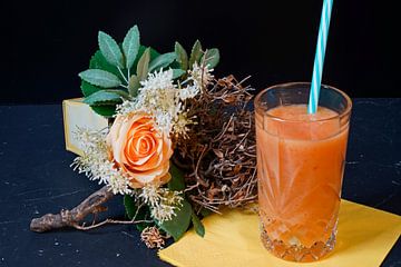 Sinaasappel papaya banaan smoothie in een glas. van Babetts Bildergalerie