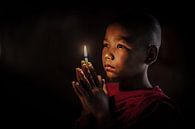 BAGHAN,MYANMAR, DECEMBER 12 2015 -Jonge  monnik in gebed in budhistisch klooster in Baghan. van Wout Kok thumbnail