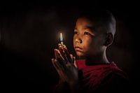 BAGHAN,MYANMAR, 12. DEZEMBER 2015 -Junger Mönch beim Gebet im buddhistischen Kloster in Baghan.