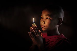 BAGHAN,MYANMAR, 12. DEZEMBER 2015 -Junger Mönch beim Gebet im buddhistischen Kloster in Baghan. von Wout Kok