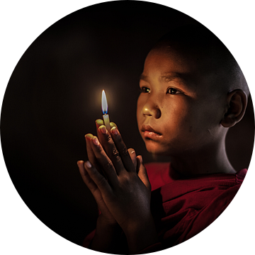 BAGHAN,MYANMAR, DECEMBER 12 2015 -Jonge  monnik in gebed in budhistisch klooster in Baghan. van Wout Kok