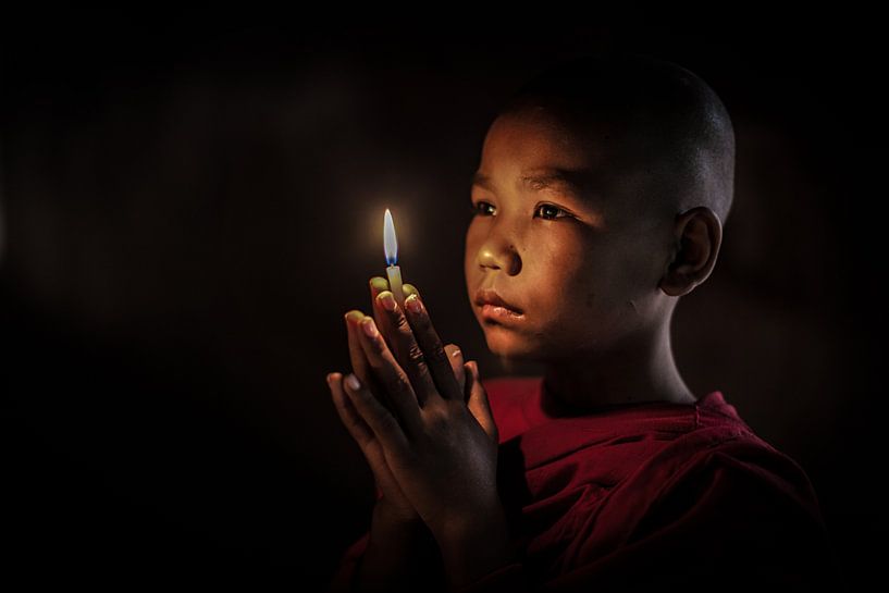 BAGHAN,MYANMAR, DECEMBER 12 2015 -Jonge  monnik in gebed in budhistisch klooster in Baghan. van Wout Kok