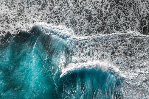 Dynamische golven op een zwart strand
