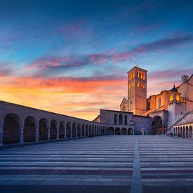 Die Kirche des Heiligen Franziskus bei Sonnenuntergang. Assisi, Umbrien von Stefano Orazzini