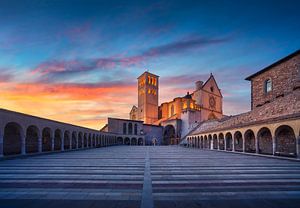 Die Kirche des Heiligen Franziskus bei Sonnenuntergang. Assisi, Umbrien
