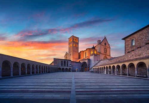 Sint Franciscuskerk bij zonsondergang. Assisi, Umbrië