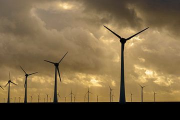 Windpark met rijen windmolens tijdens zonsondergang van Sjoerd van der Wal