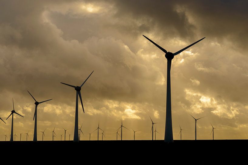 Windpark mit Reihen von Windrädern bei Sonnenuntergang von Sjoerd van der Wal Fotografie