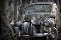 Verlaten oldtimer auto wrak op urbex locatie van Ger Beekes thumbnail