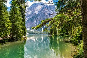 Pragser Wildsee oder Pragser Wildsee in den Dolomiten im Frühling
