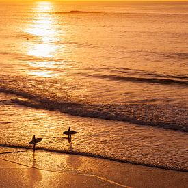Surfeurs au coucher du soleil sur la plage en Algarve, Portugal sur Chris Heijmans